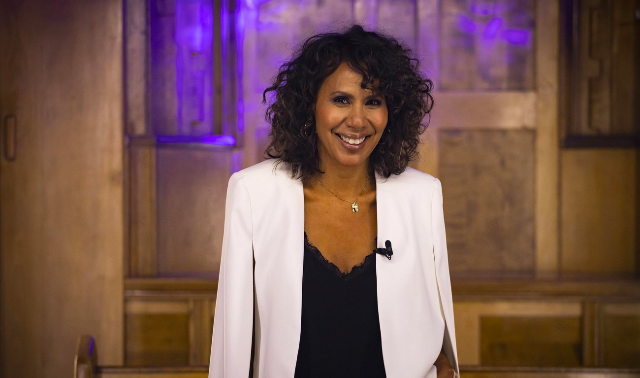 Isabelle Racicot pose avec son grand garçon finissant