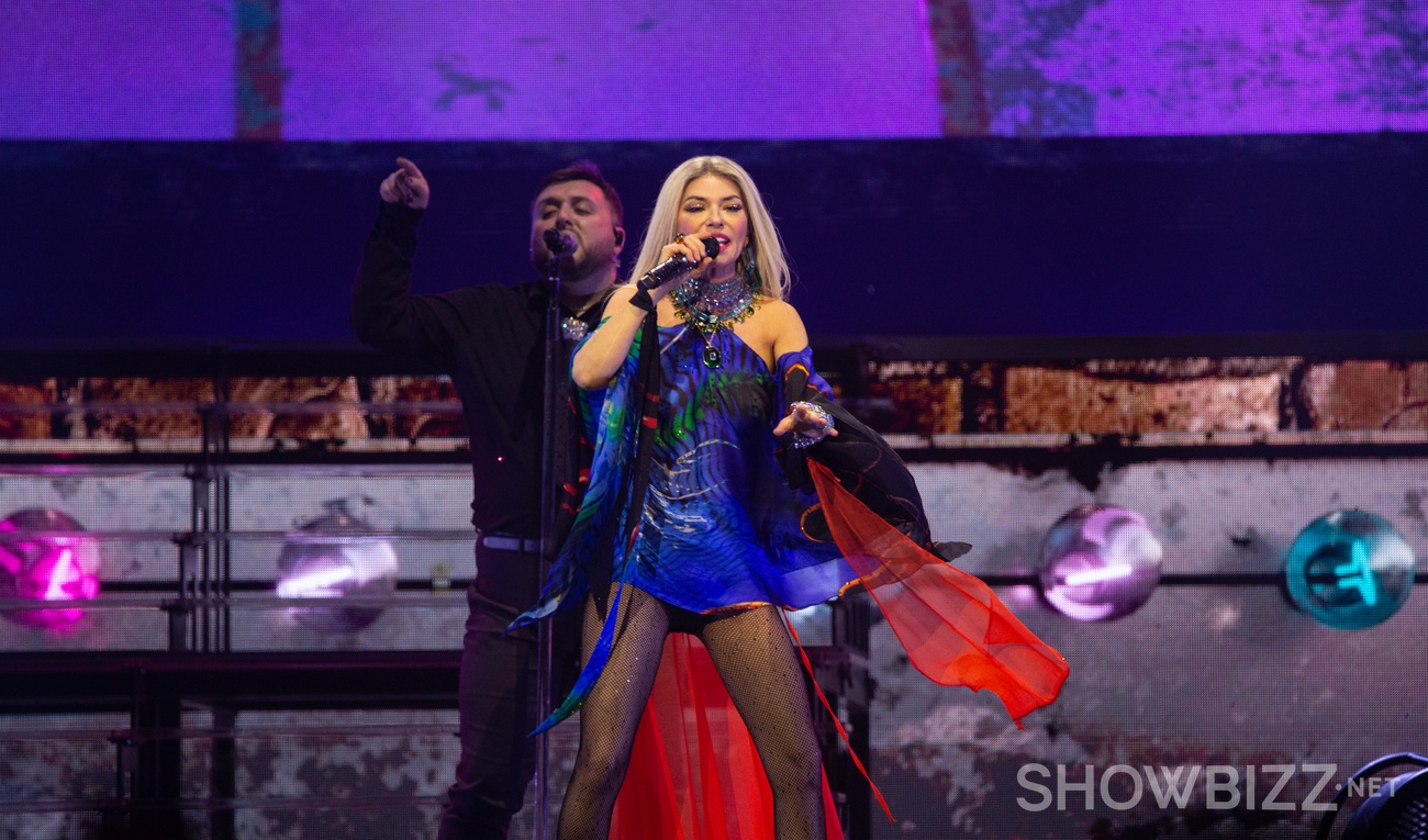 Shania Twain attaque la scène du Centre Vidéotron dans une forme