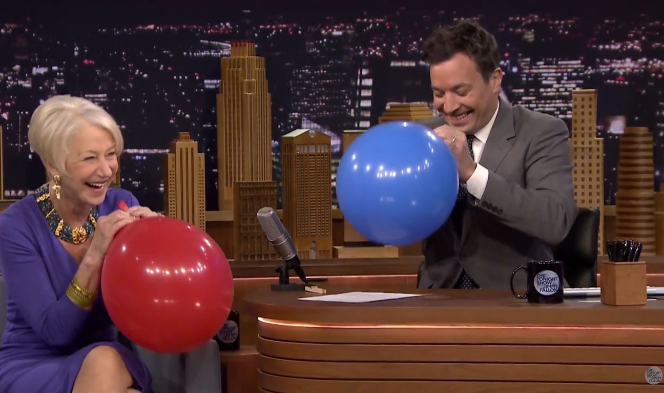 Jimmy Fallon fait respirer de l'hélium à Helen Mirren