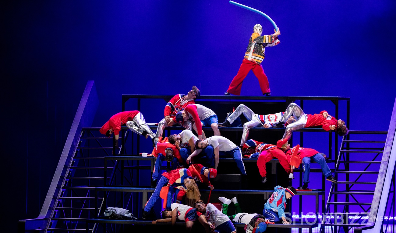 Image de l'article Jumeler acrobaties et hockey : Découvrez nos photos de l'Hommage à Guy Lafleur par le Cirque du Soleil