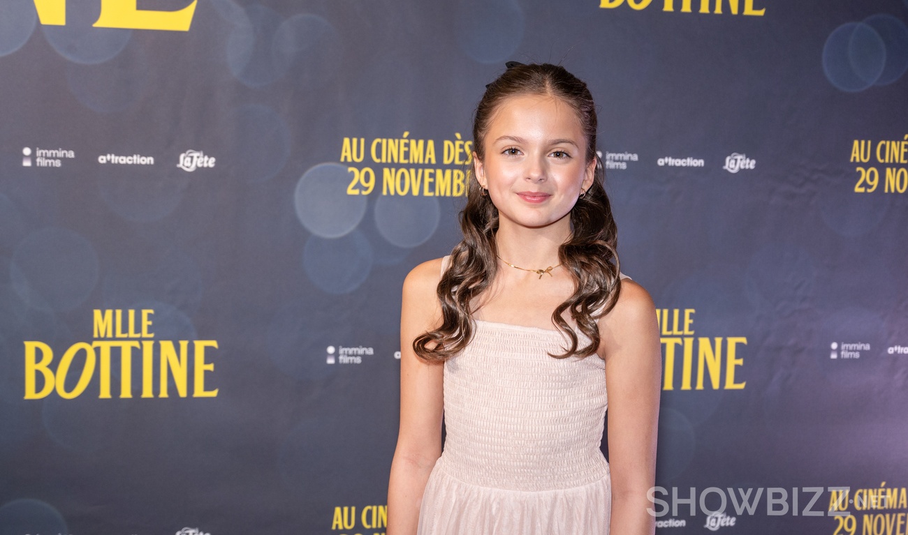 Image de l'article Photos : La jeune Marguerite Laurence brille sur le tapis rouge de «Mlle Bottine »