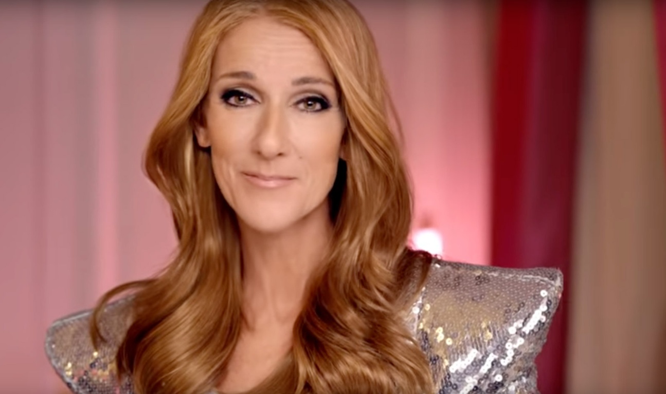 Céline Dion s'éclate et s'assume plus que jamais dans cette publicité