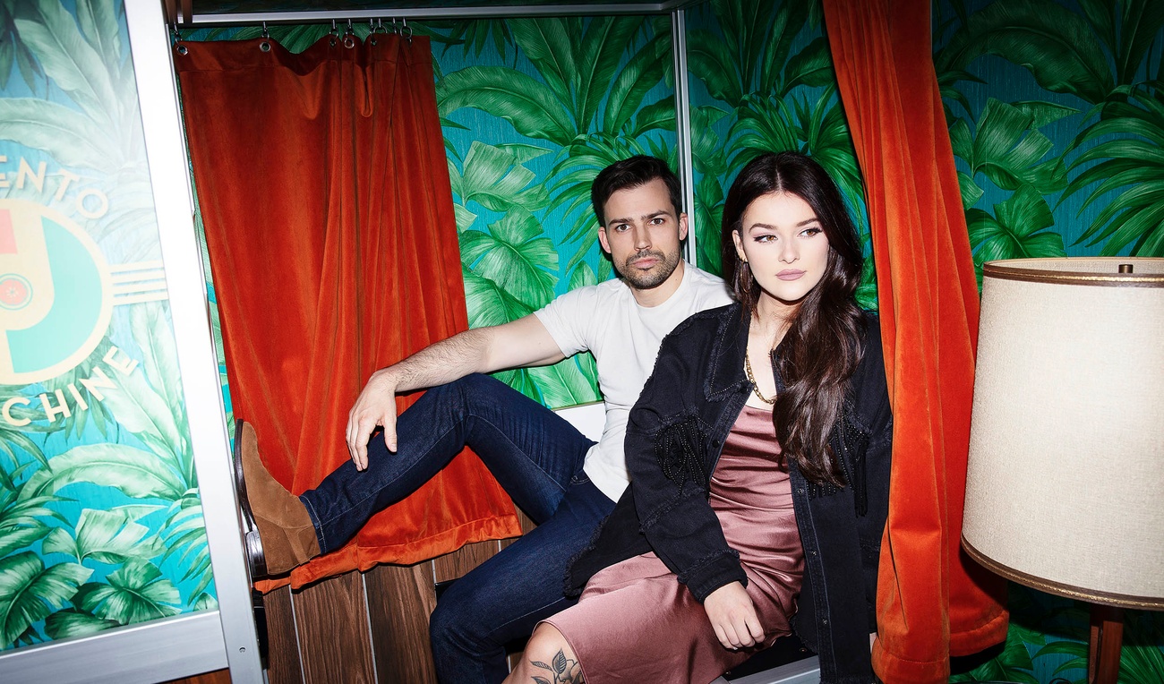 À découvrir! Le duo country montréalais Five Roses lance un vidéoclip ...