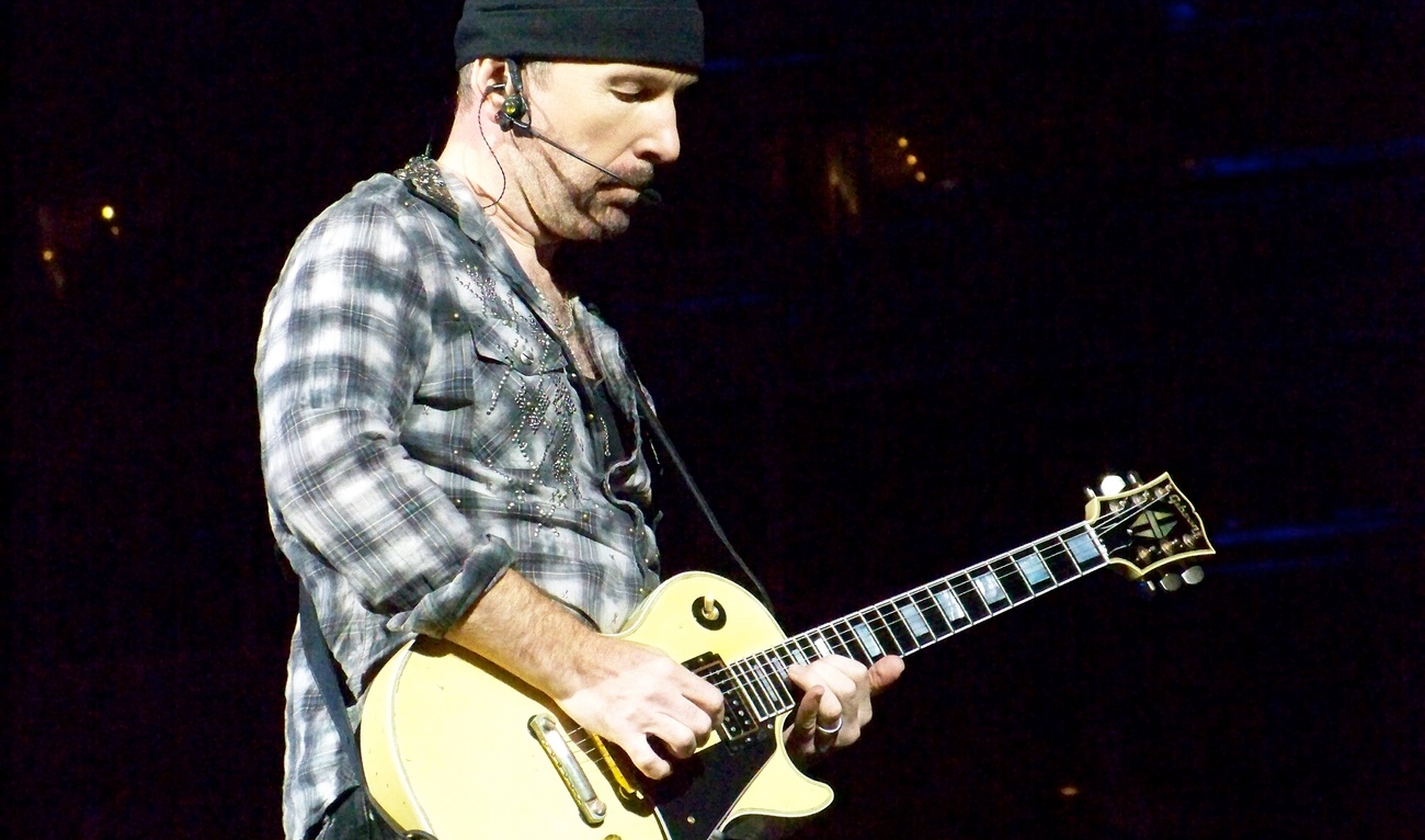 The Edge, guitariste de U2, chute de scène