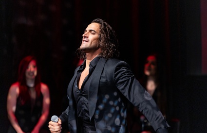 Image de l'article Gian Marco Schiaretti semble être né pour jouer Don Juan tellement il a la tête de l'emploi